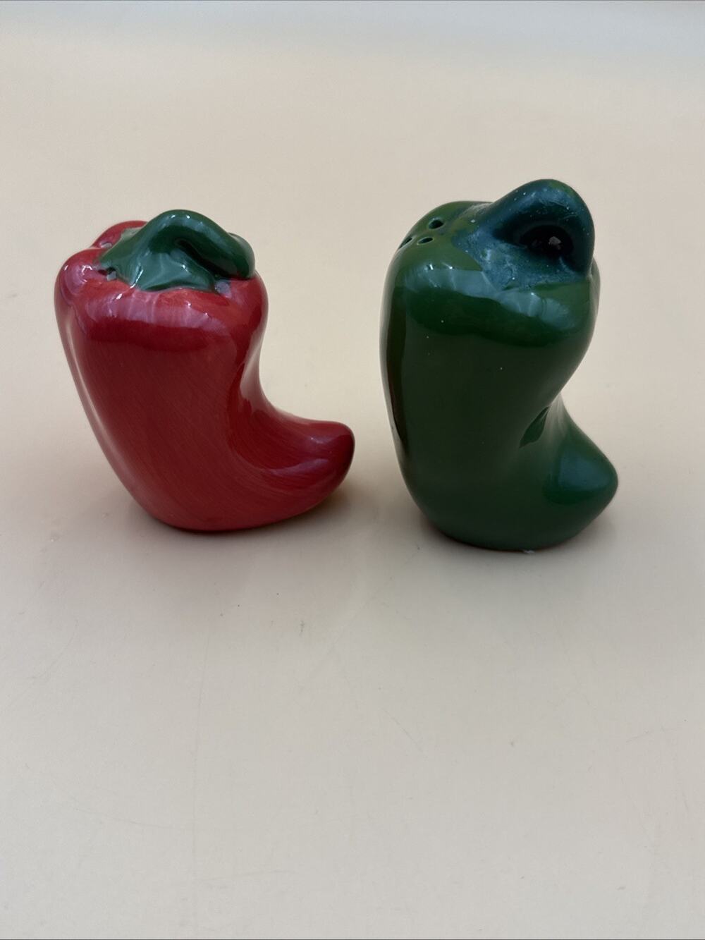 Hot Chili Peppers Salt & Pepper Red and Green Shakers S/P Used